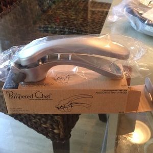 NWT Pampered Chef Garlic Press 🧄